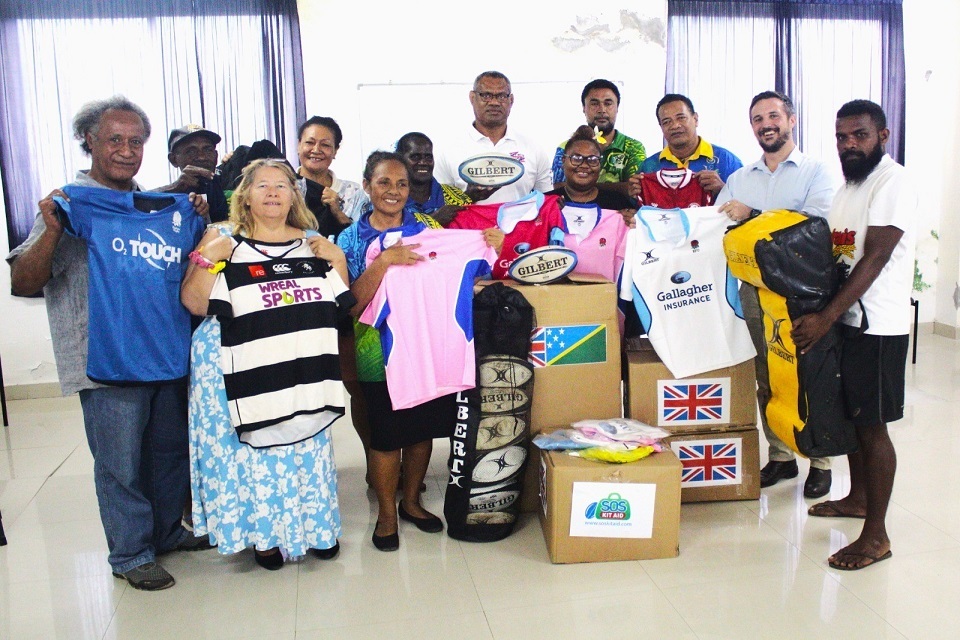 Imagem relacionada à notícia: O Reino Unido suporta o desenvolvimento de rugby nas Ilhas Salomão através do kit SOS Aid