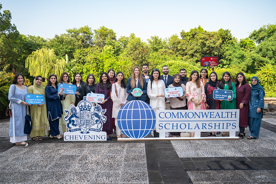 33 estudiosos paquistaneses se preparam para o estudo no Reino Unido através de bolsas Chevening e Commonwealth