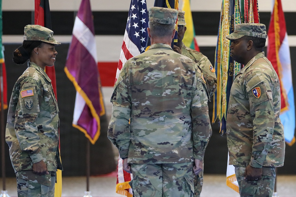 Imagem relacionada à notícia: EUA Brigada do Exército da OTAN acolhe o novo comandante