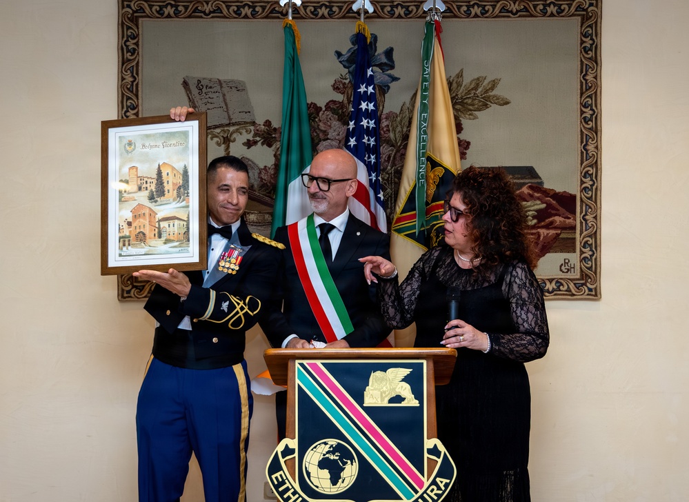Imagem relacionada à notícia: Prefeitos italianos oferecem conselhos para os EUA A Guarda do Exército Itália recém-chegados
