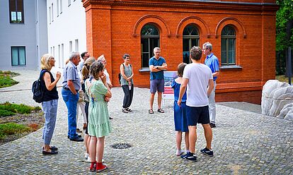 Gruppe bei einer Führung über das Gelände der Dienststelle des Bundesarchivs in der Finckensteinallee 63 in Berlin-Lichterfelde