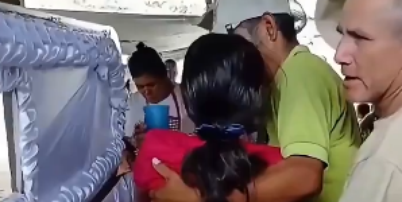 Adolescente acorda durante o pr&oacute;prio vel&oacute;rio na Guatemala Foto: Reprodu&ccedil;&atilde;o/X