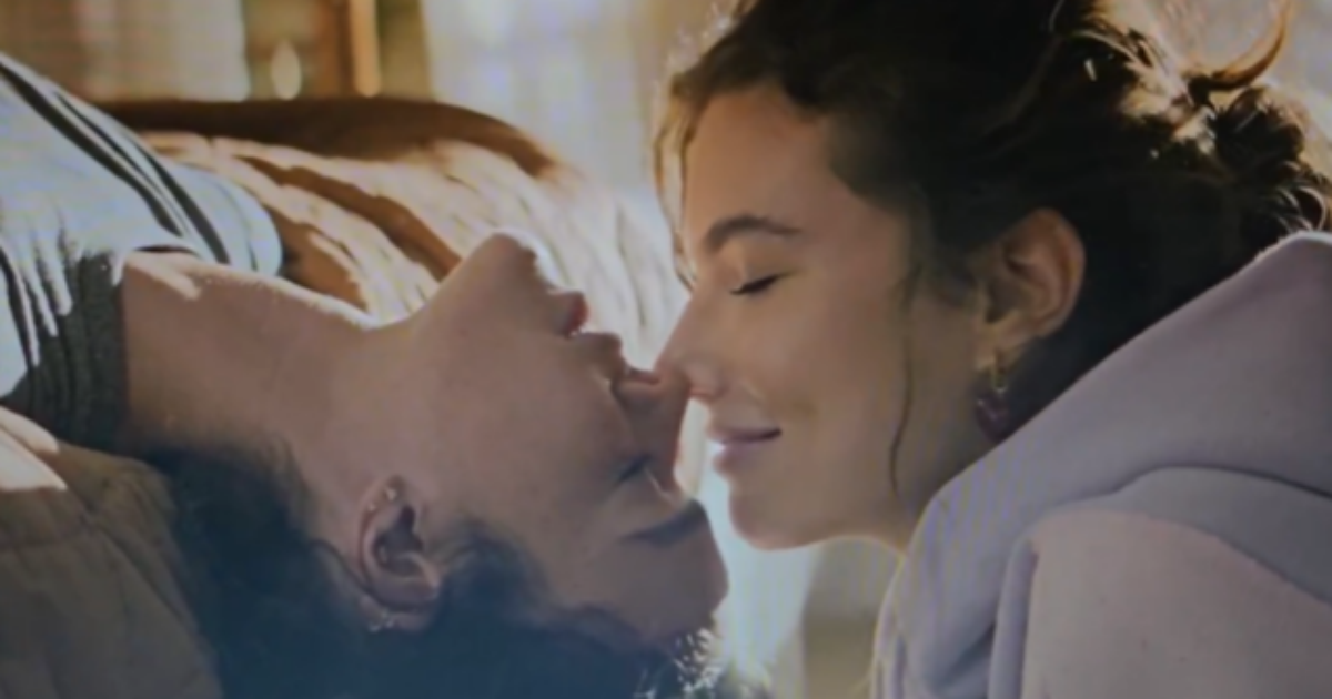 Bruna Marquezine e Alanis Guillen dão beijão em cena quente de série; veja vídeo