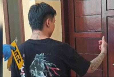 Polis menjalankan siasatan di lokasi kejadian selepas seorang lelaki ditemukan maut akibat ditikam di sebuah rumah sewa di Pati. Foto: Agensi