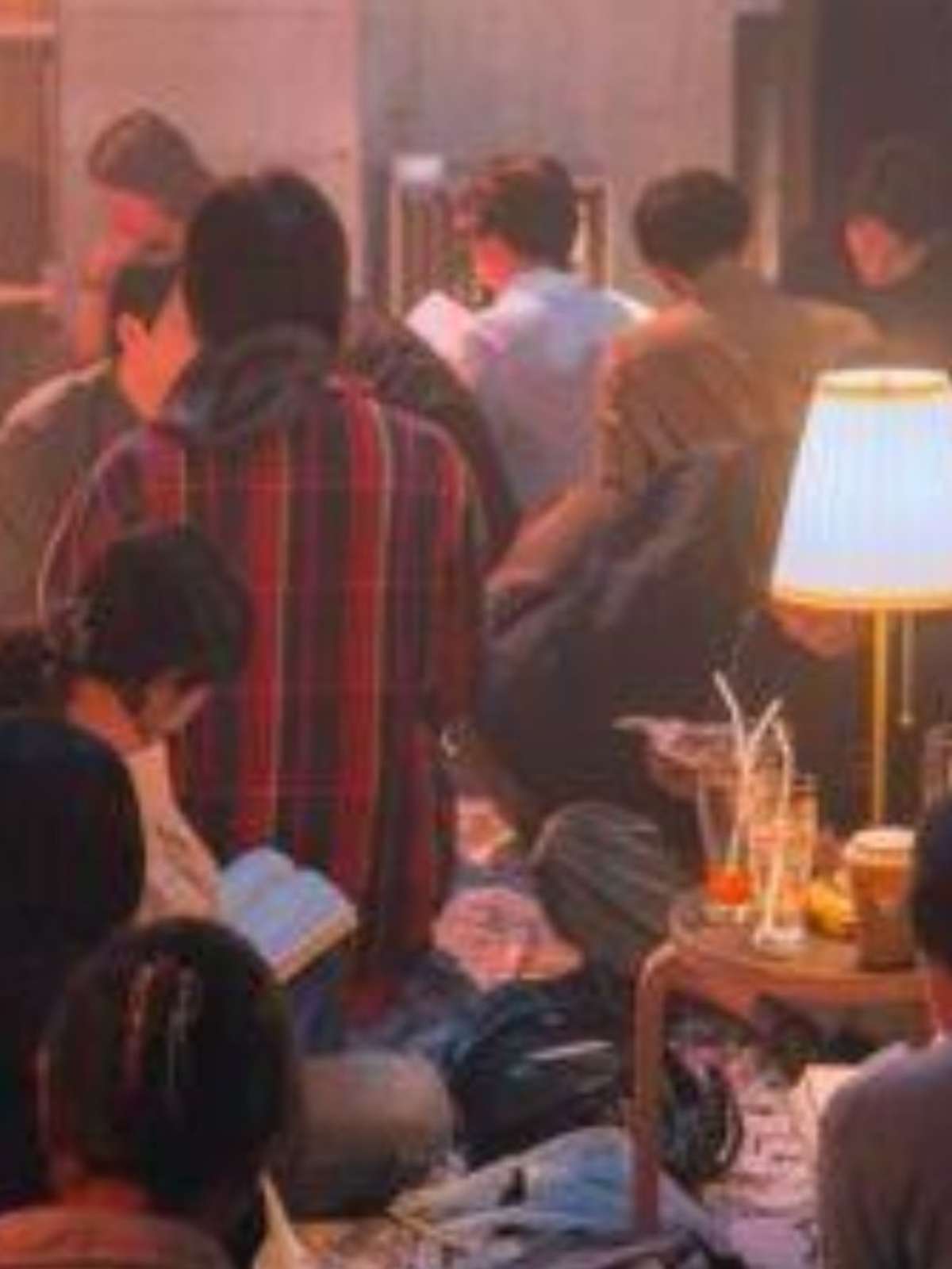 Conheça a balada do Japão que se transforma em lounge de leitura