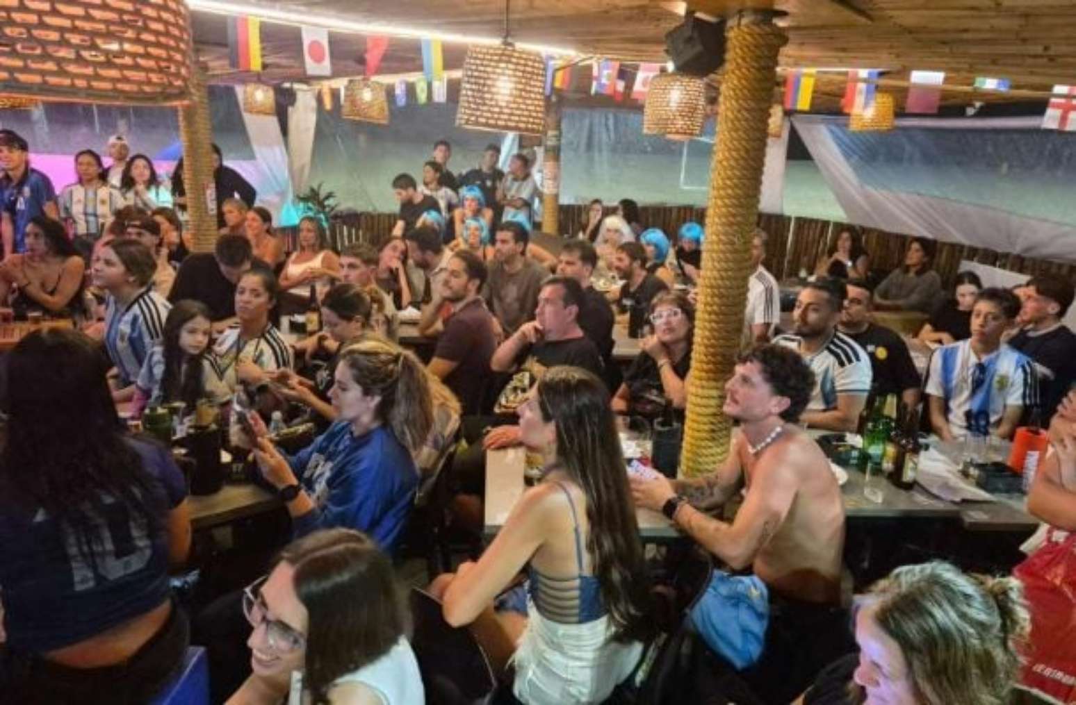 Martin, inclusive, tem uma tatuagem de Messi na perna.