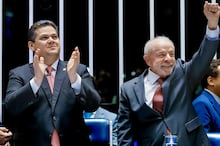 Na TV, Flávio Bolsonaro foca eleitorado feminino, e Lula exalta aprovação do fim da escala 6x1