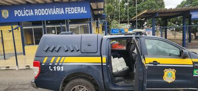 PRF apreende 50 kg de cocaína no porta-malas de veículo acidentado na BR-116, em Milagres (BA)
