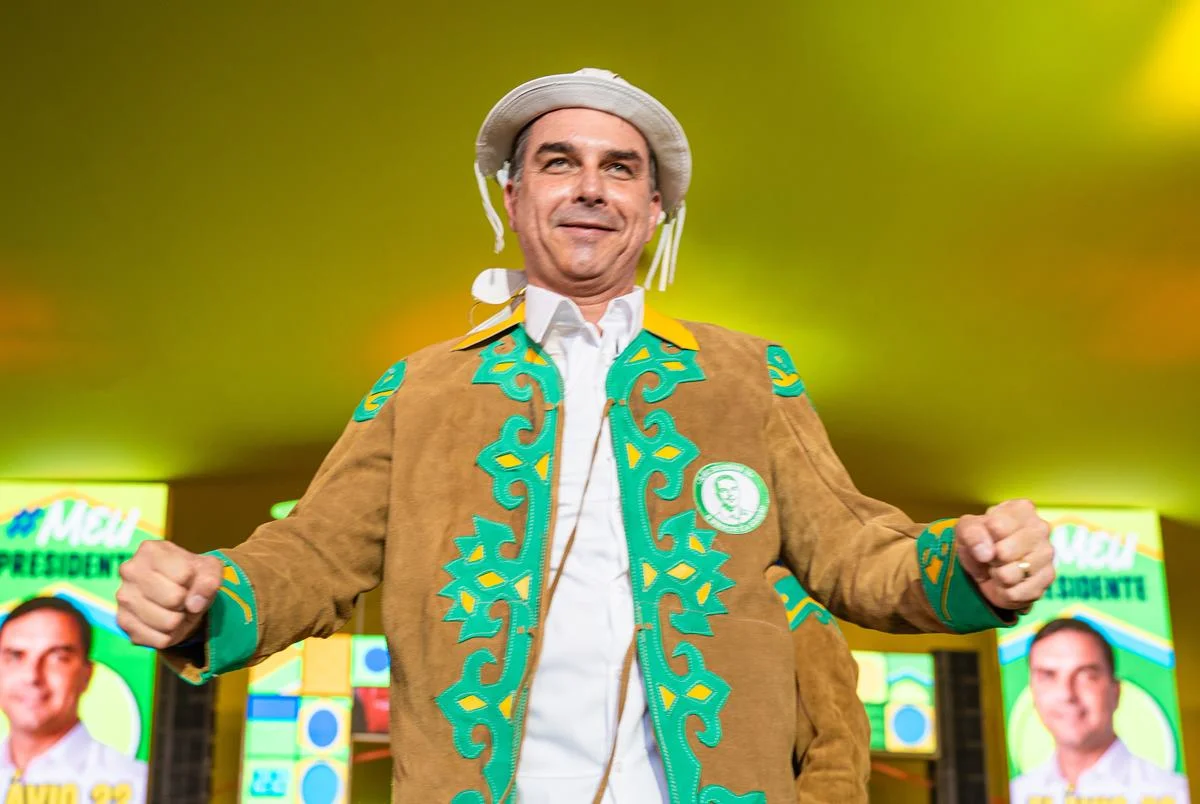 Flávio Bolsonaro vestido com roupa folclórica nordestina