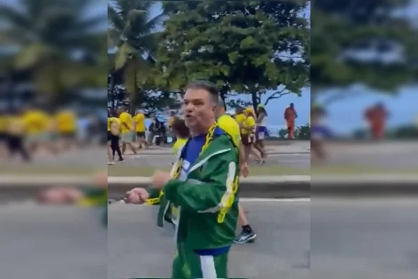 Apoiador de Flávio Bolsonaro puxa homem negro acorrentado com adesivo do PT - destaque galeria