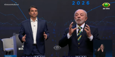 Lula (PT) e Flávio Bolsonaro (PL) durante debate na Band Foto: Reprodução/Band