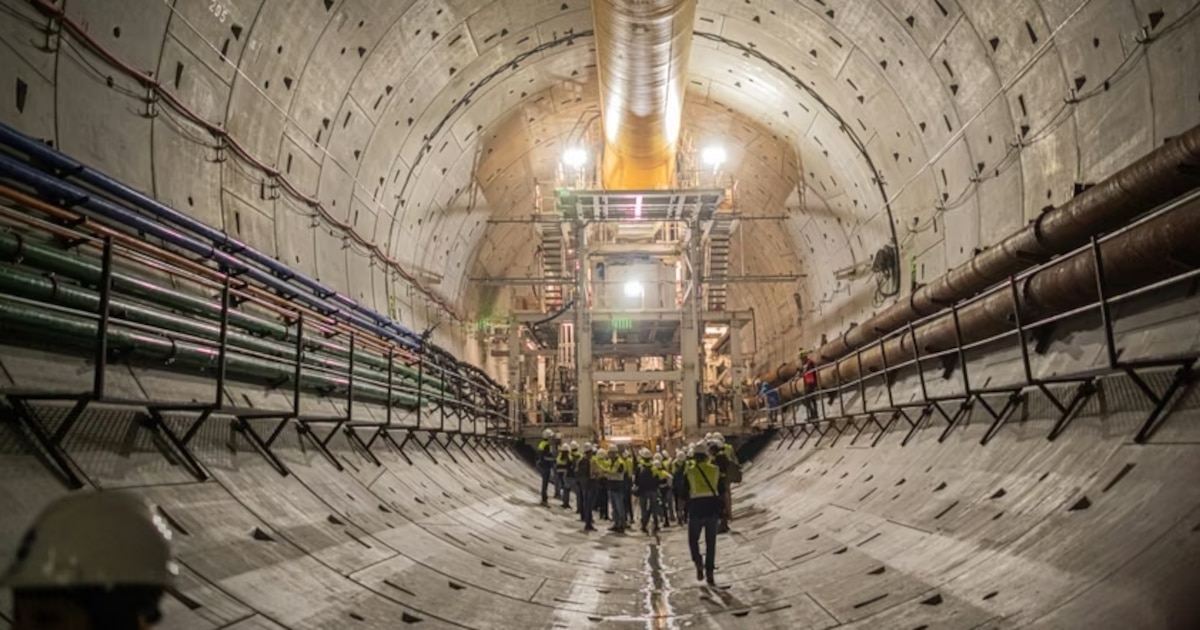 A tuneladora Panamá chega a Albrook após escavar aproximadamente 65 metros abaixo do leito do Canal do Panamá