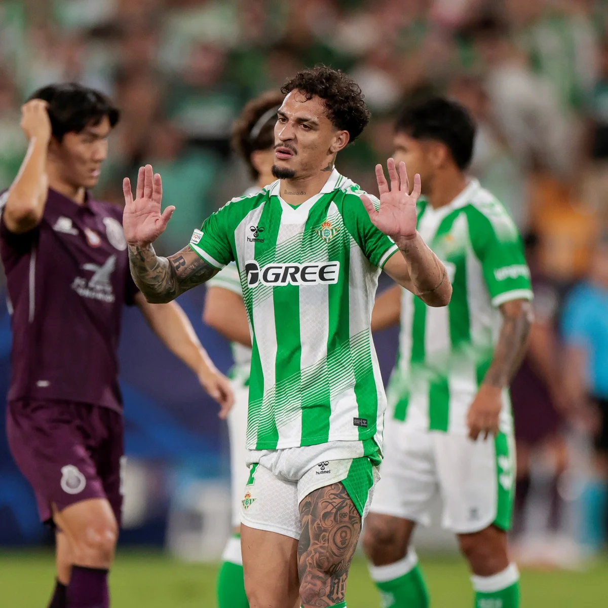Antony revela que teve casa assaltada na Espanha durante jogo do Betis