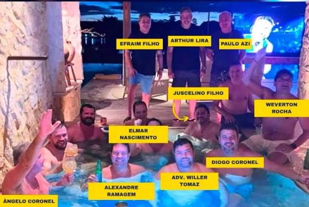 Foto encontrada pela Policia Federal PF no celular do Senador Weverton Rocha com um grupo de políticos reunido em uma piscina na propriedade do advogado e empresário Willer Tomaz, em Planaltina, no Distrito Federal. Aparecem na foto Efraim Filho, Arthur Lira, Paulo Azi, Juscelino Filho, Weverton Rocha, Elmar Nascimento, Angelo Coronel, Alexandre Ramagem, Willer Tomaz e Diogo Coronel entre outros. Foto: Divulgação — Foto: Divulgação