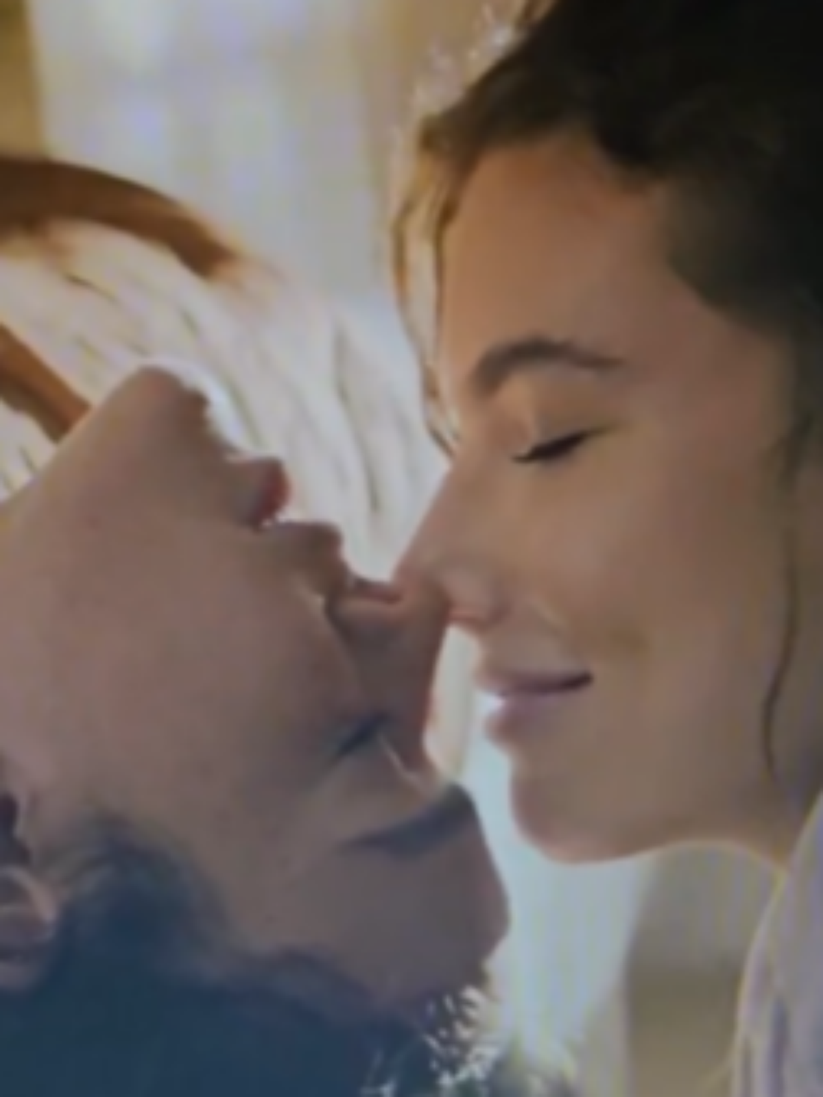 Bruna Marquezine e Alanis Guillen dão beijão em cena quente de série; veja vídeo