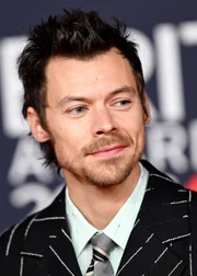 Bigode fino evoca estilo vintage em nova tendência de beleza masculina