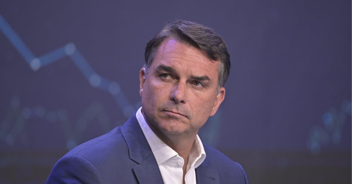 Tendência da campanha de Flávio é não reagir à antecipação do Bolsa Família com reajuste