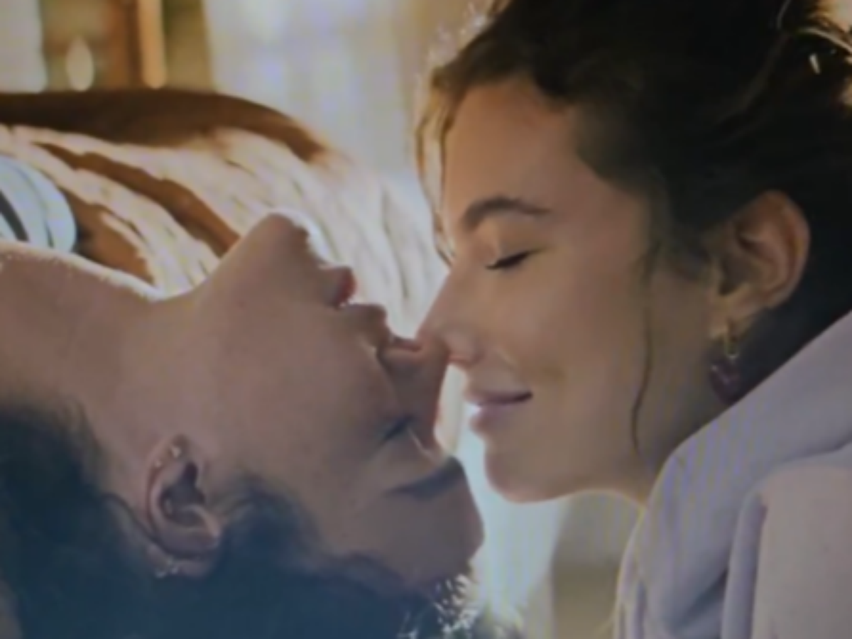 Bruna Marquezine e Alanis Guillen dão beijão em cena quente de série; veja vídeo