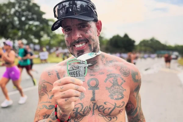 Tico Santa Cruz revela trauma com álcool e explica mudança de hábitos