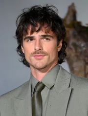 Bigode fino evoca estilo vintage em nova tendência de beleza masculina
