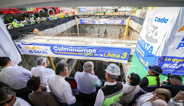 A tuneladora Panamá chega a Albrook após escavar aproximadamente 65 metros abaixo do leito do Canal do Panamá