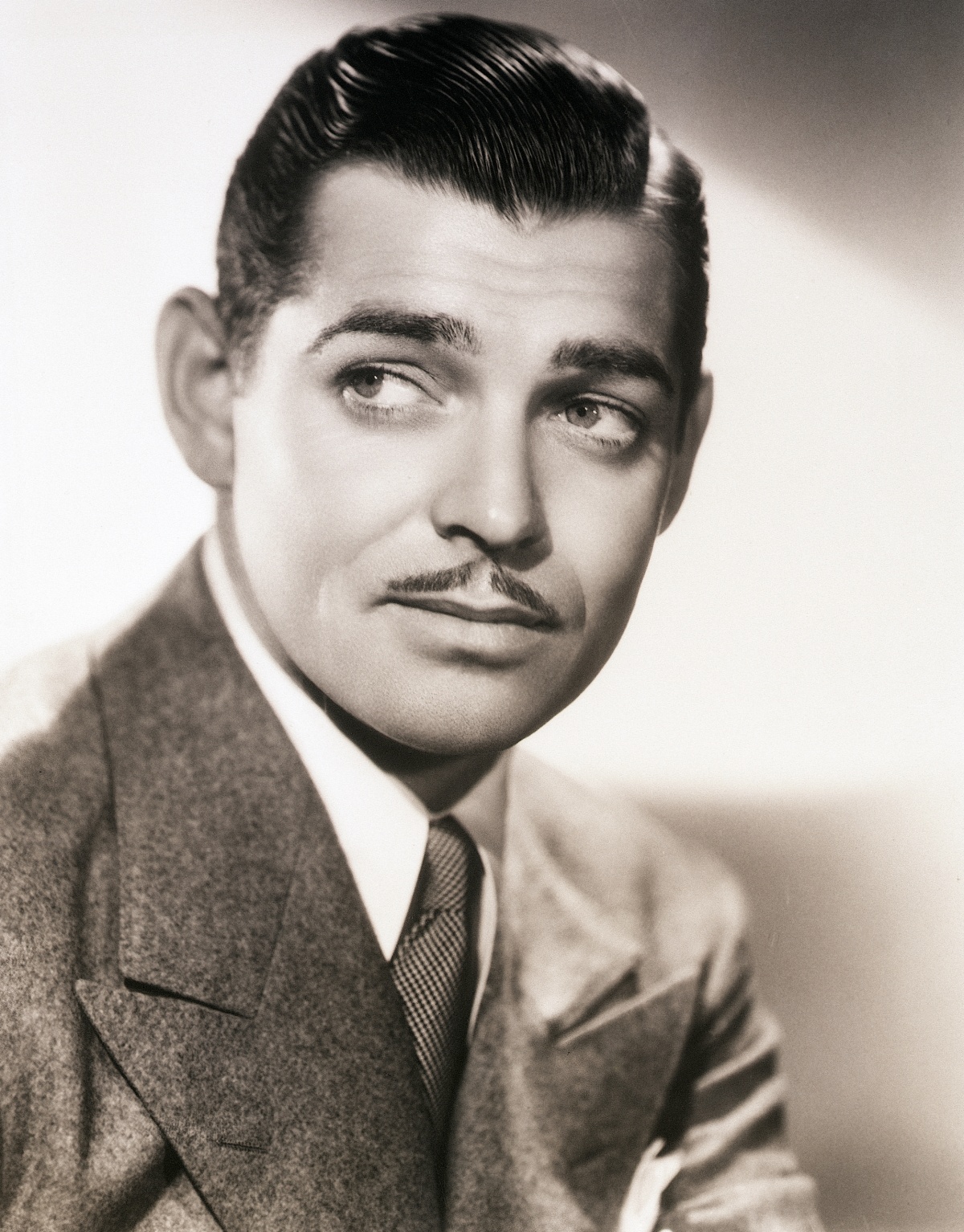 Bigode fino evoca estilo vintage em nova tendência de beleza masculina