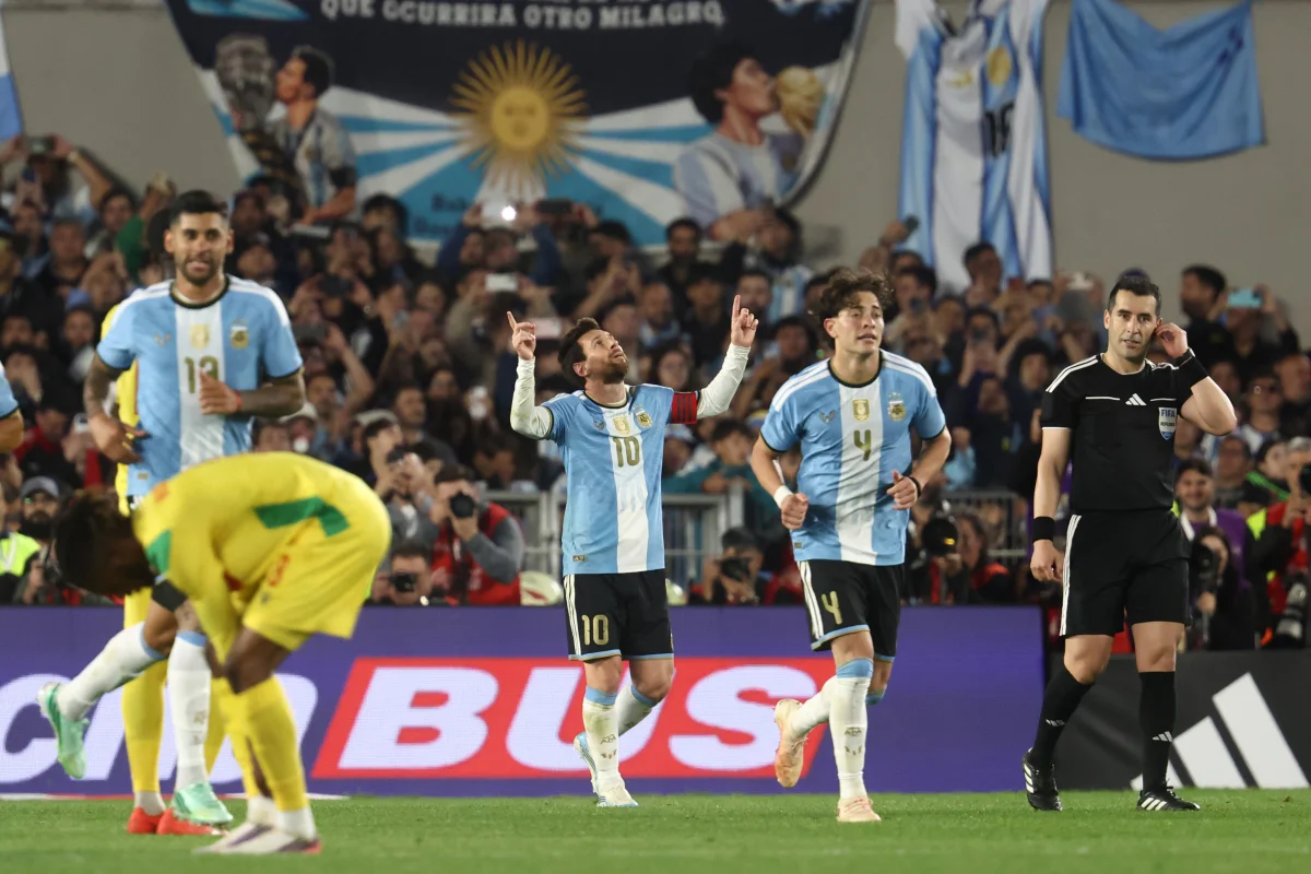 Em jogo de despedida, Messi marca de pênalti contra o Benin. Confira