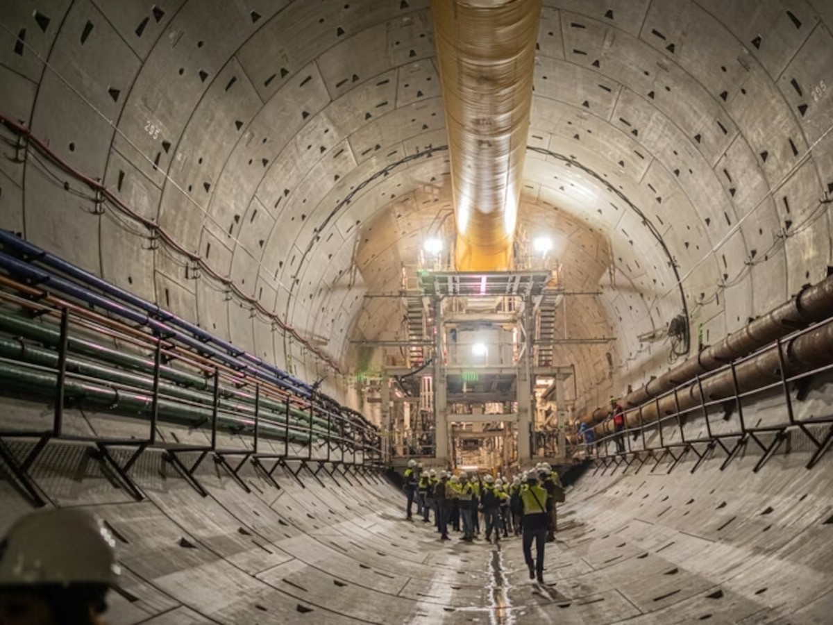 A tuneladora Panamá chega a Albrook após escavar aproximadamente 65 metros abaixo do leito do Canal do Panamá