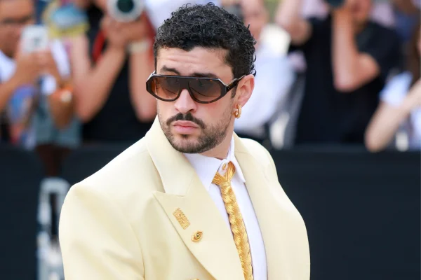 Bigode fino evoca estilo vintage em nova tendência de beleza masculina