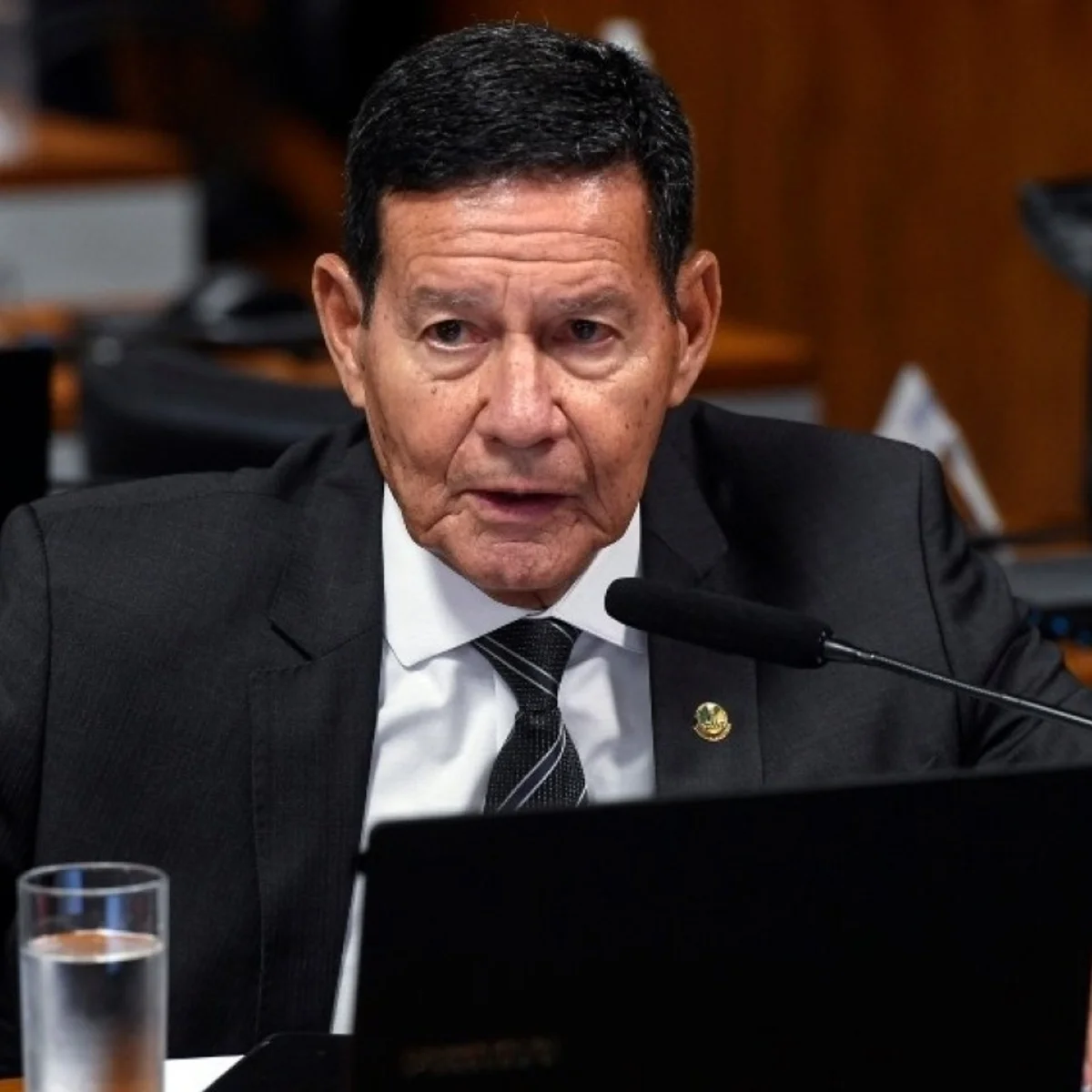 Mourão é o único senador a votar contra a PEC do fim da escala 6x1
