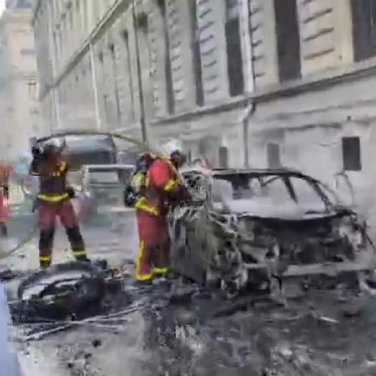 França inicia toque de recolher em várias cidades após protestos violentos