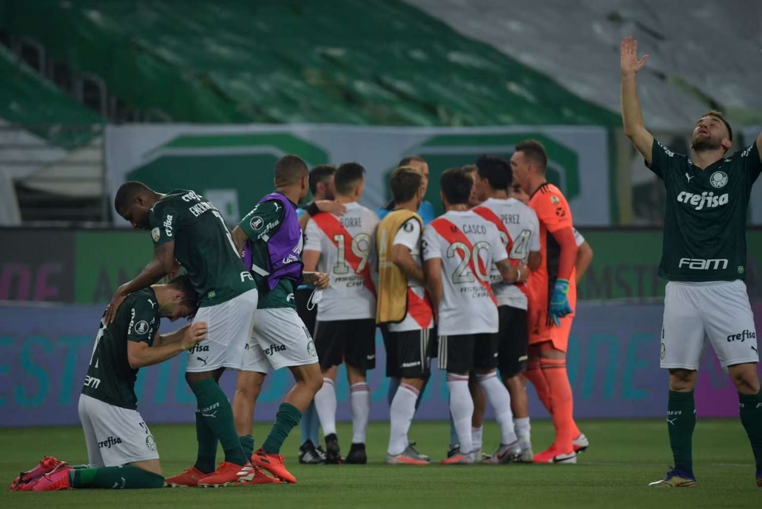 Jogadores do Palmeiras comemora classifica&ccedil;&atilde;o contra o River Plate na semifinal da Libertadores