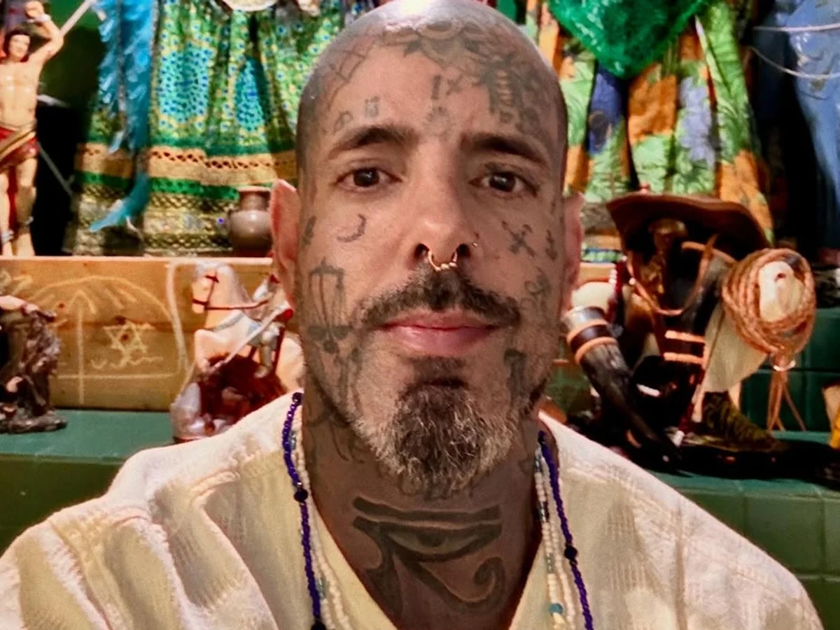 Tico Santa Cruz revela trauma com álcool e explica mudança de hábitos
