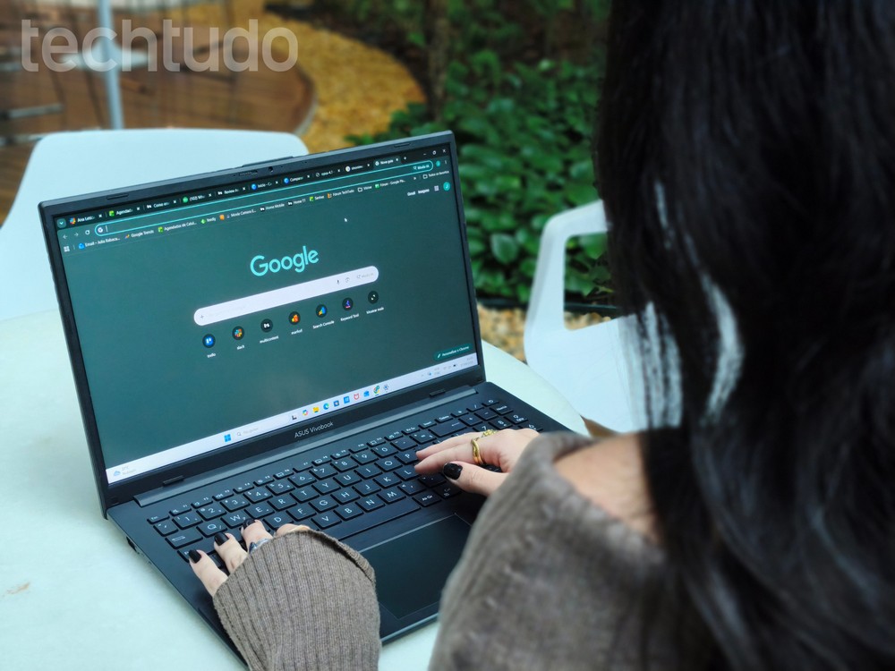 ASUS Vivobook Go 15 (com marca) — Foto: Julia Rabaça/TechTudo