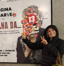 Regina Duarte mostra cartaz coberto com adesivos de Lula e faz o número '22' de Flávio Bolsonaro com as mãos Foto: Reprodução/Instagram