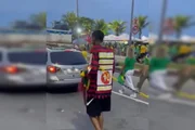 Homem acorrentado com adesivo do PT