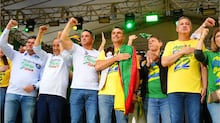 Na TV, Flávio Bolsonaro foca eleitorado feminino, e Lula exalta aprovação do fim da escala 6x1