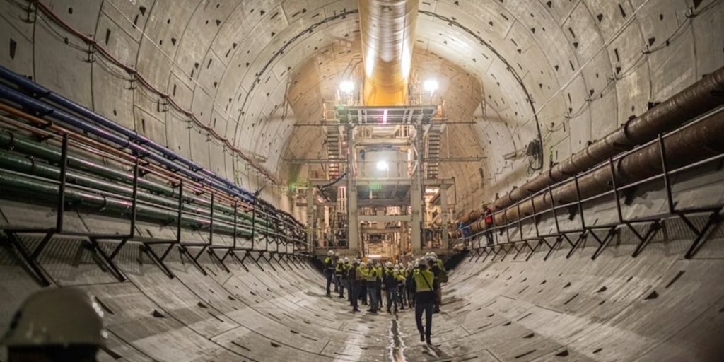 A tuneladora Panamá chega a Albrook após escavar aproximadamente 65 metros abaixo do leito do Canal do Panamá