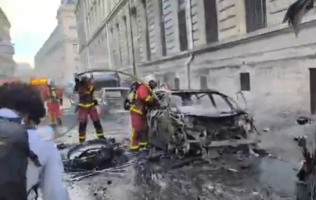França inicia toque de recolher em várias cidades após protestos violentos