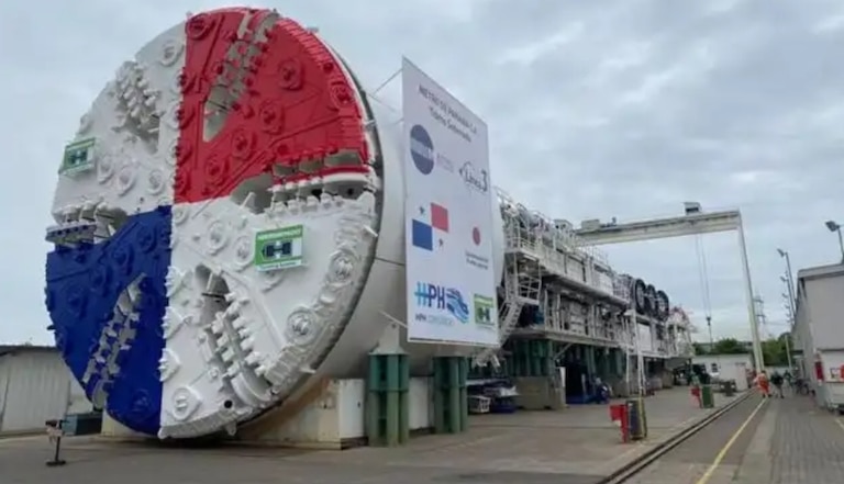 A tuneladora Panamá chega a Albrook após escavar aproximadamente 65 metros abaixo do leito do Canal do Panamá
