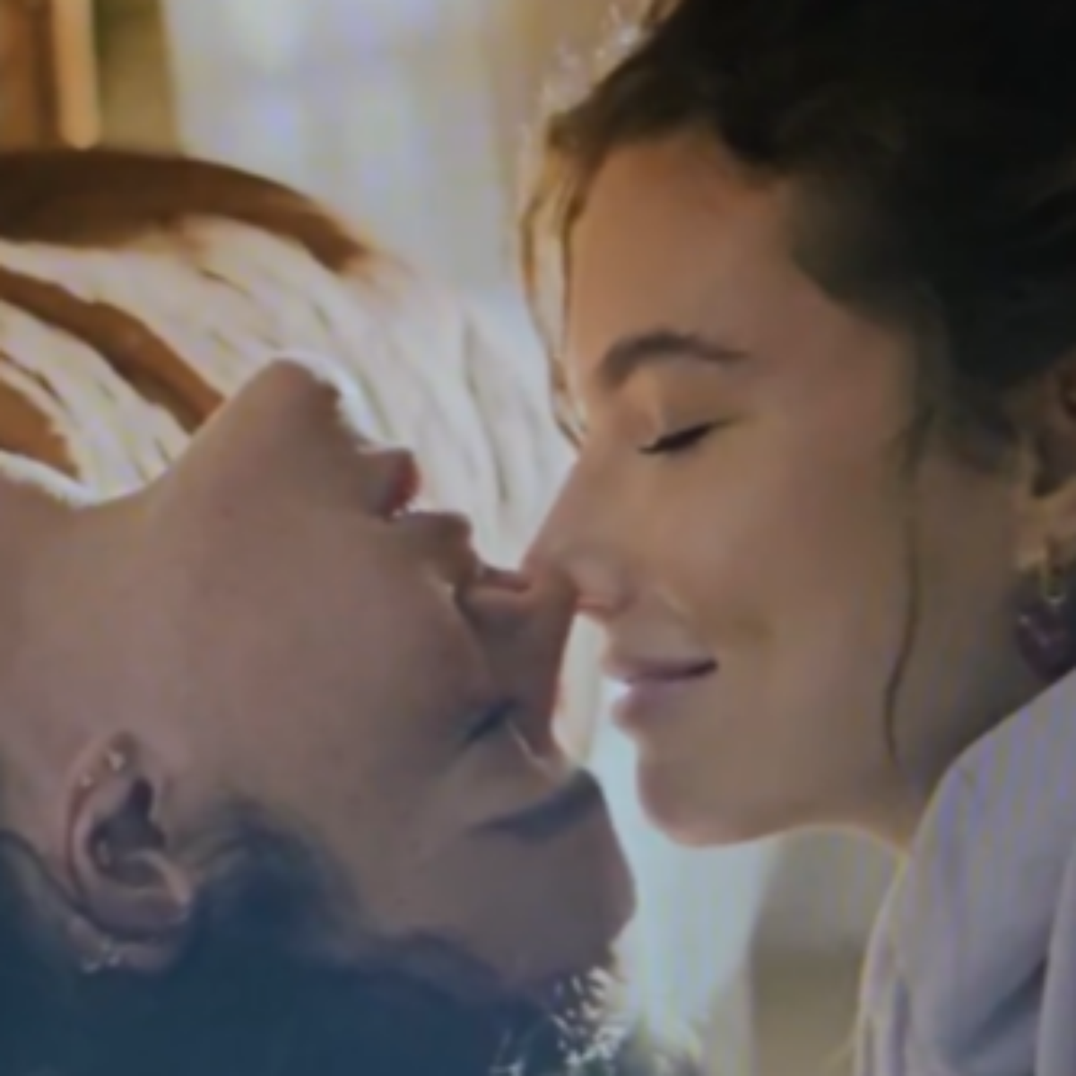 Bruna Marquezine e Alanis Guillen dão beijão em cena quente de série; veja vídeo