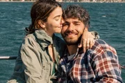 Hugo Moura e Maria Clara Senra posam durante passeio de barco