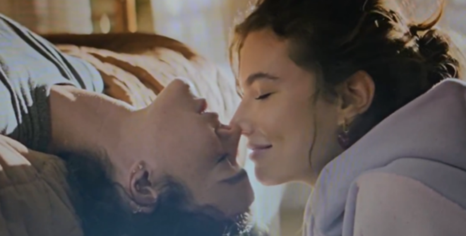 Bruna Marquezine e Alanis Guillen vivem romance em 'Amor da Minha Vida'