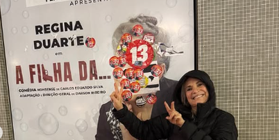 Regina Duarte mostra cartaz coberto com adesivos de Lula e faz o n&uacute;mero '22' de Fl&aacute;vio Bolsonaro com as m&atilde;os Foto: Reprodu&ccedil;&atilde;o/Instagram