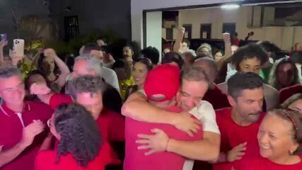 Eleito governador do Rio Grande do Norte, Cadu de Lula comemora vitória com apoiadores