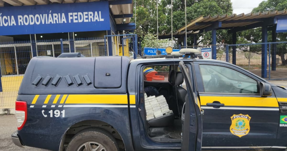 PRF apreende 50 kg de cocaína no porta-malas de veículo acidentado na BR-116, em Milagres (BA)