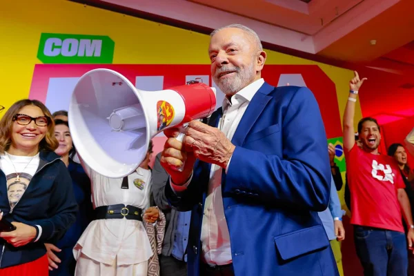 Por virada, Lula faz reunião com jovens eleitos para reestruturar campanha