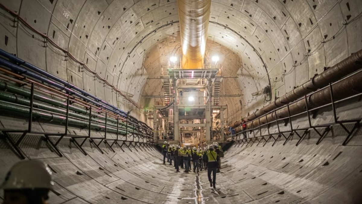 A tuneladora Panamá chega a Albrook após escavar aproximadamente 65 metros abaixo do leito do Canal do Panamá