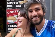 Hugo Moura e Maria Clara Senra posam sorridentes para as redes sociais