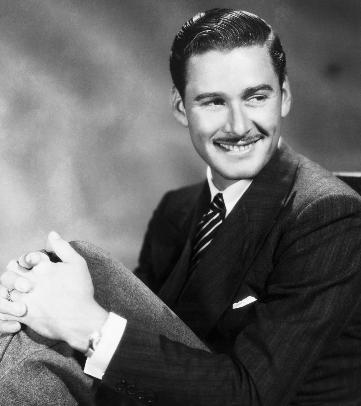 Bigode fino evoca estilo vintage em nova tendência de beleza masculina